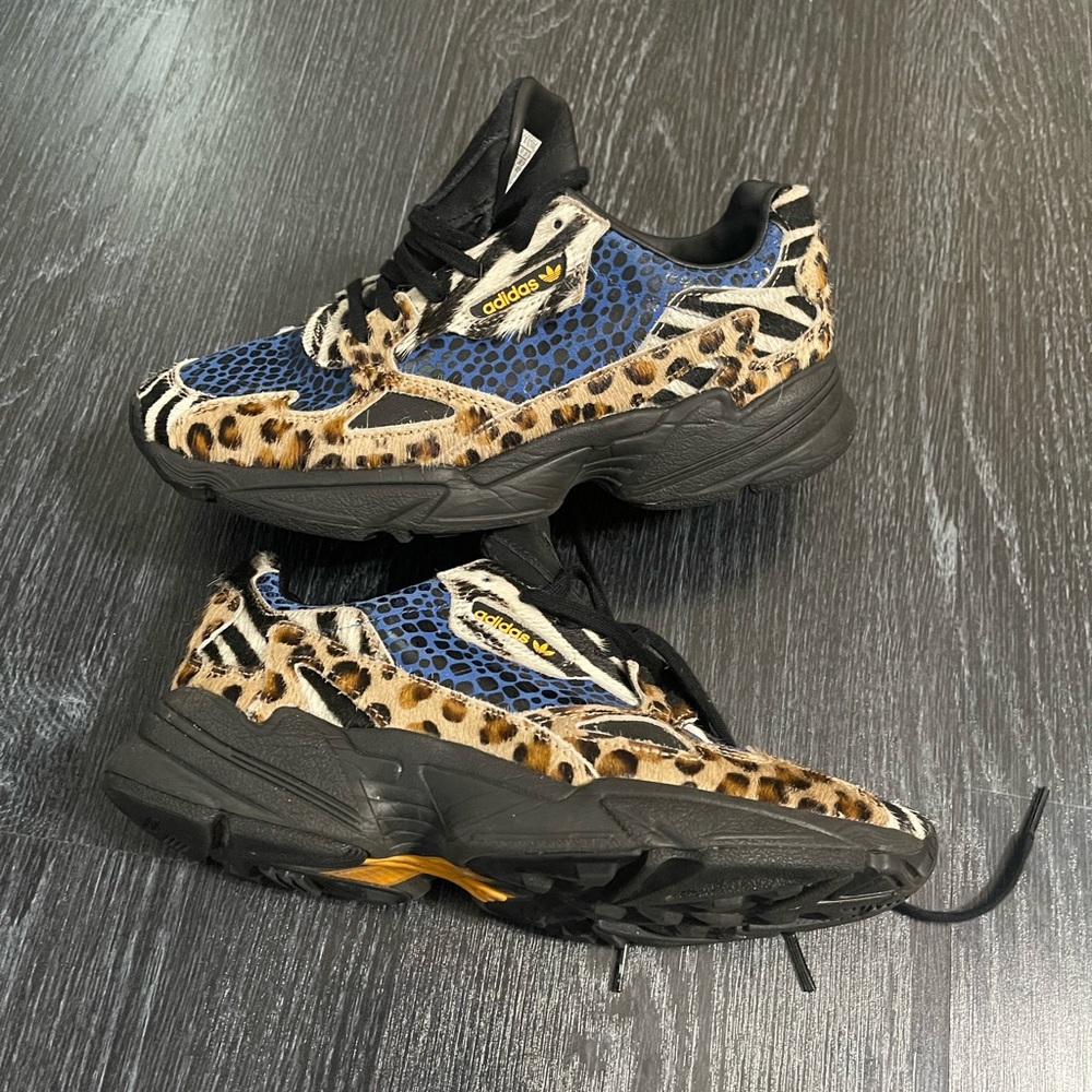 SZ 7 ADIDAS Torsion Mix Sneakers